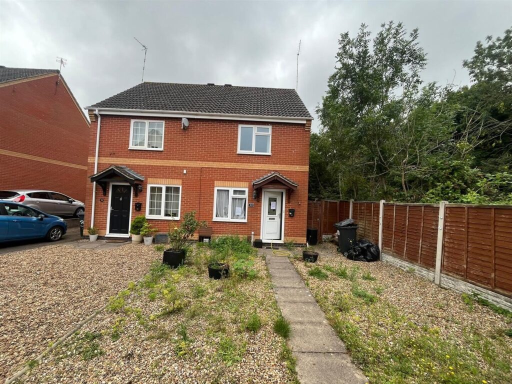 2 bedroom semi-detached house at Woodborough Road, Leicester — photo 1 of 13