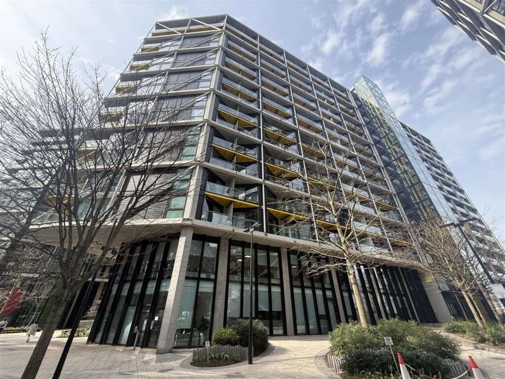 2 bedroom flat at Riverlight Quay, London — photo 3 of 10