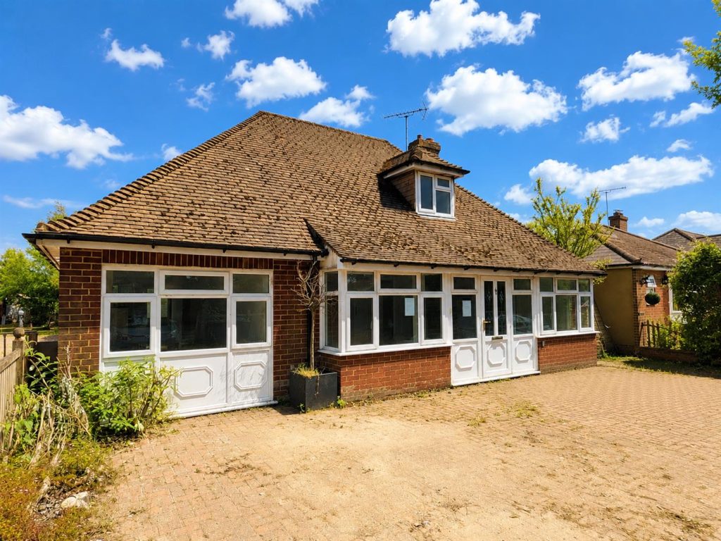 4 bedroom detached bungalow at High Halden, Ashford, Kent, TN26 3BU — photo 3 of 17