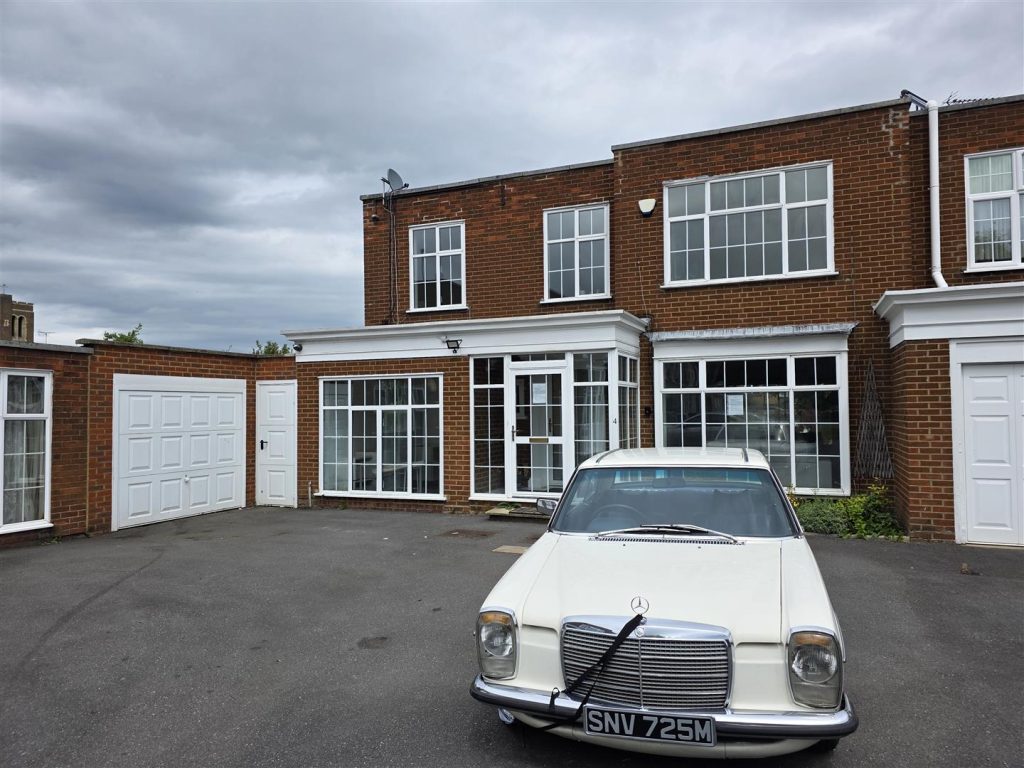 4 bedroom end of terrace house at Kenyngton Place, Harrow — photo 2 of 14
